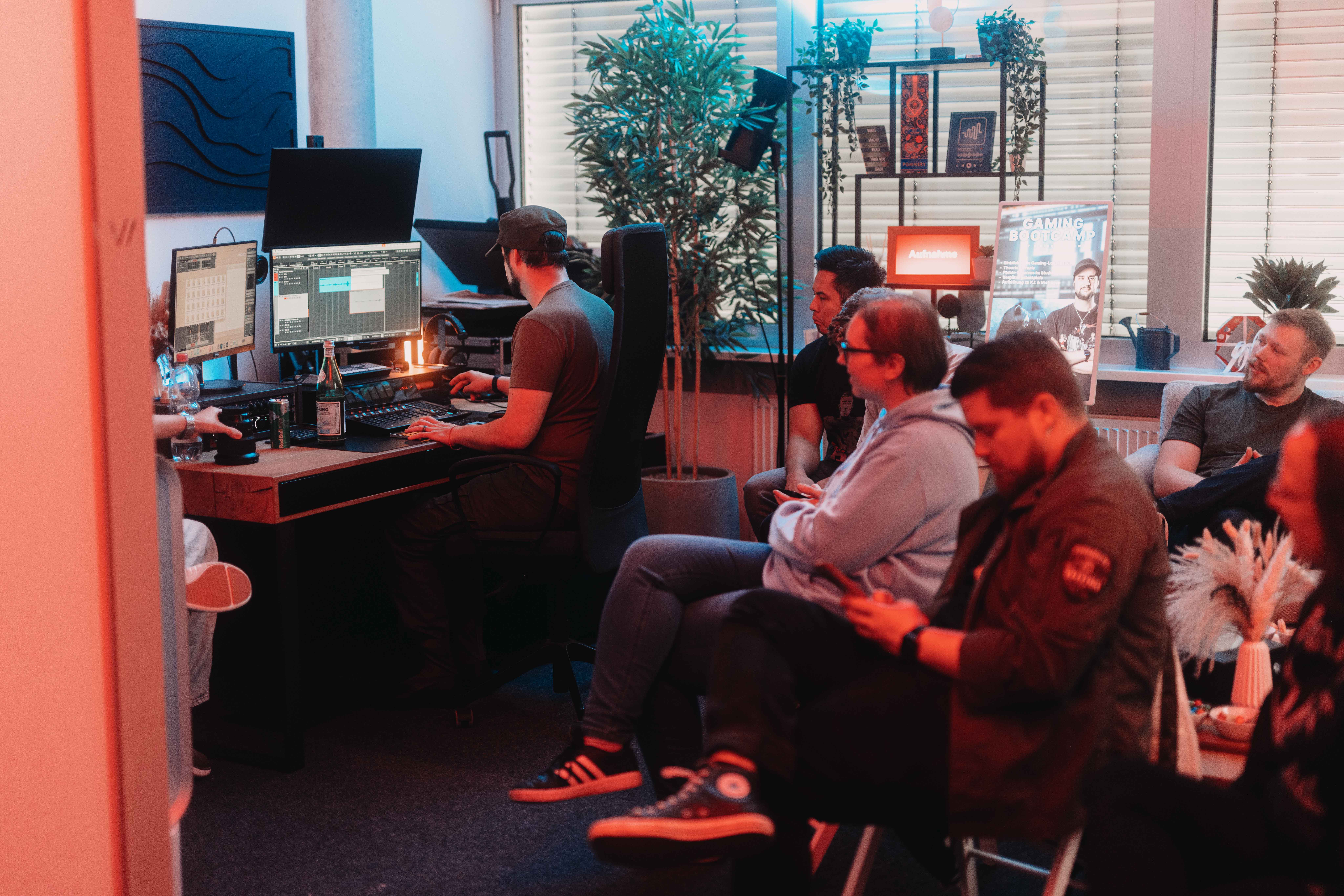 Teilnehmende im Büro von Build Your Voice