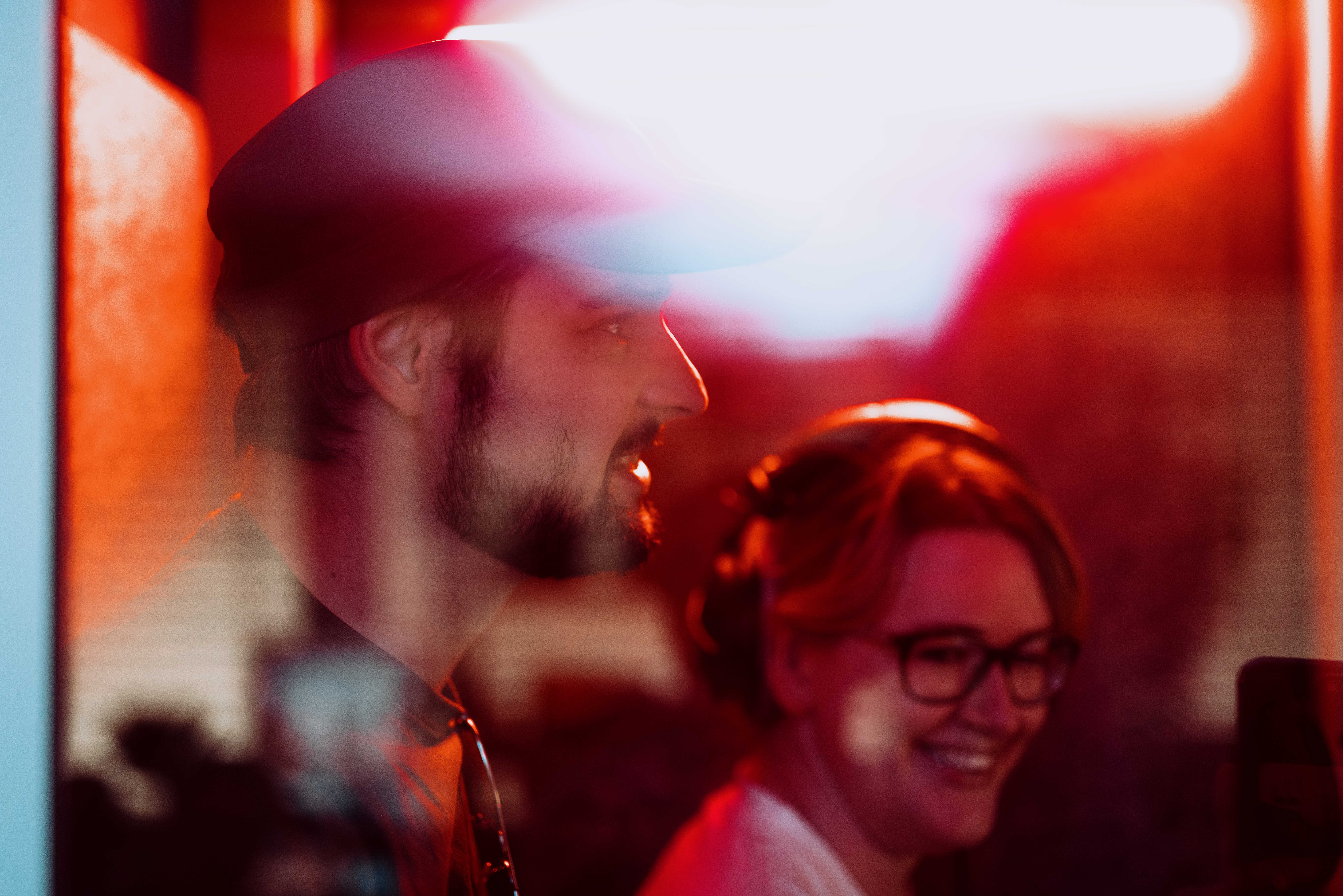 Teilnehmende im Büro von Build Your Voice