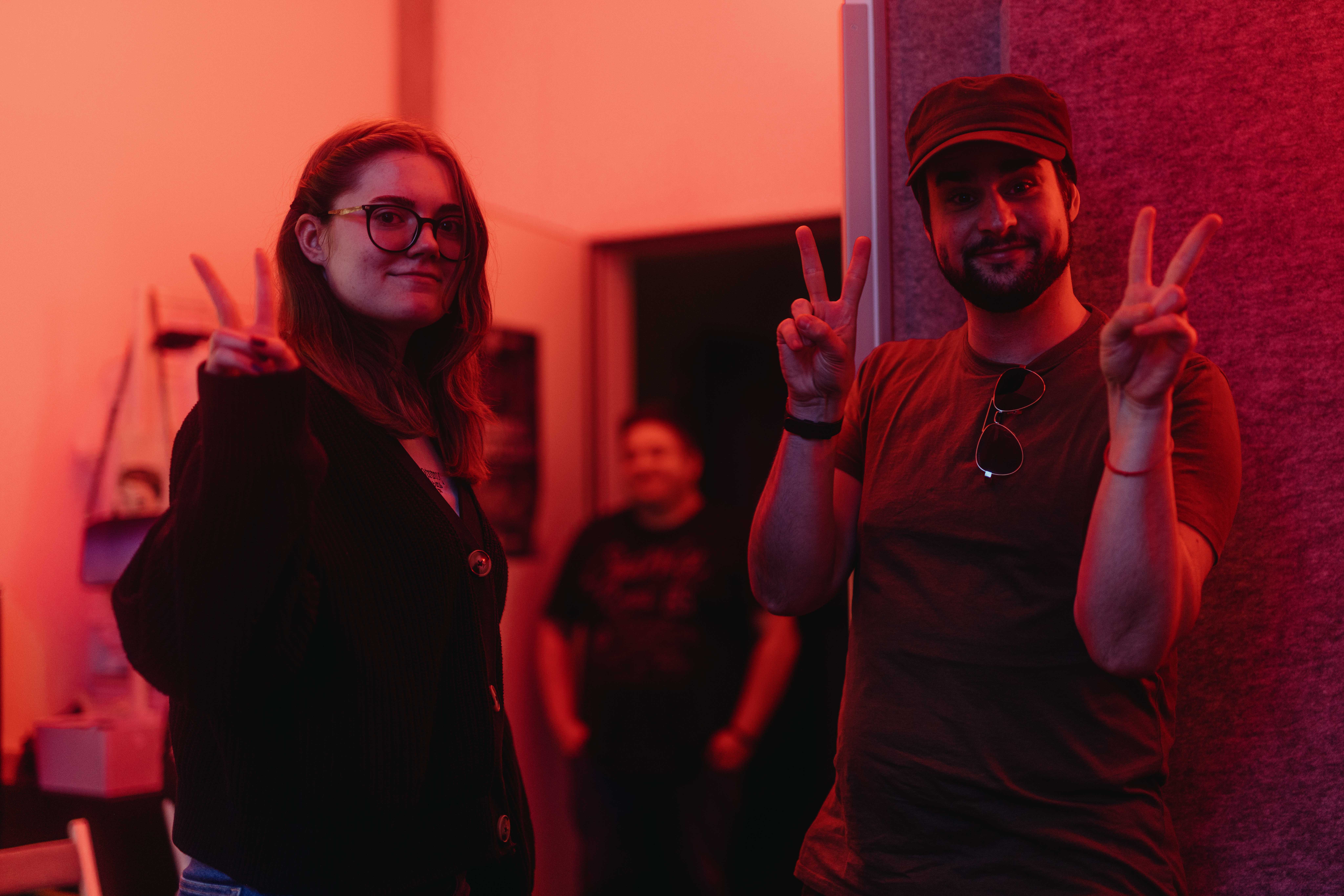 Teilnehmende im Büro von Build Your Voice