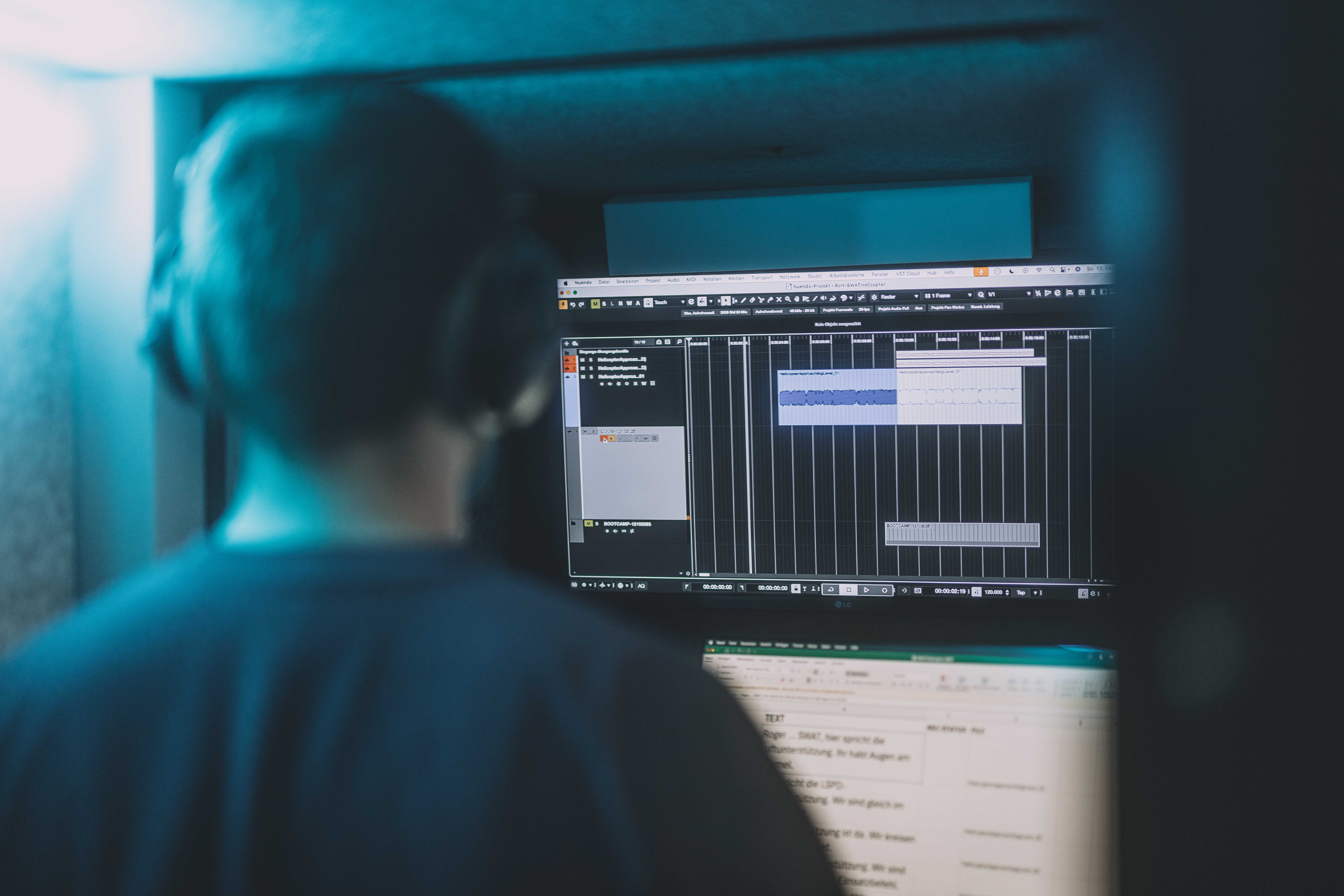 Teilnehmende im Büro von Build Your Voice