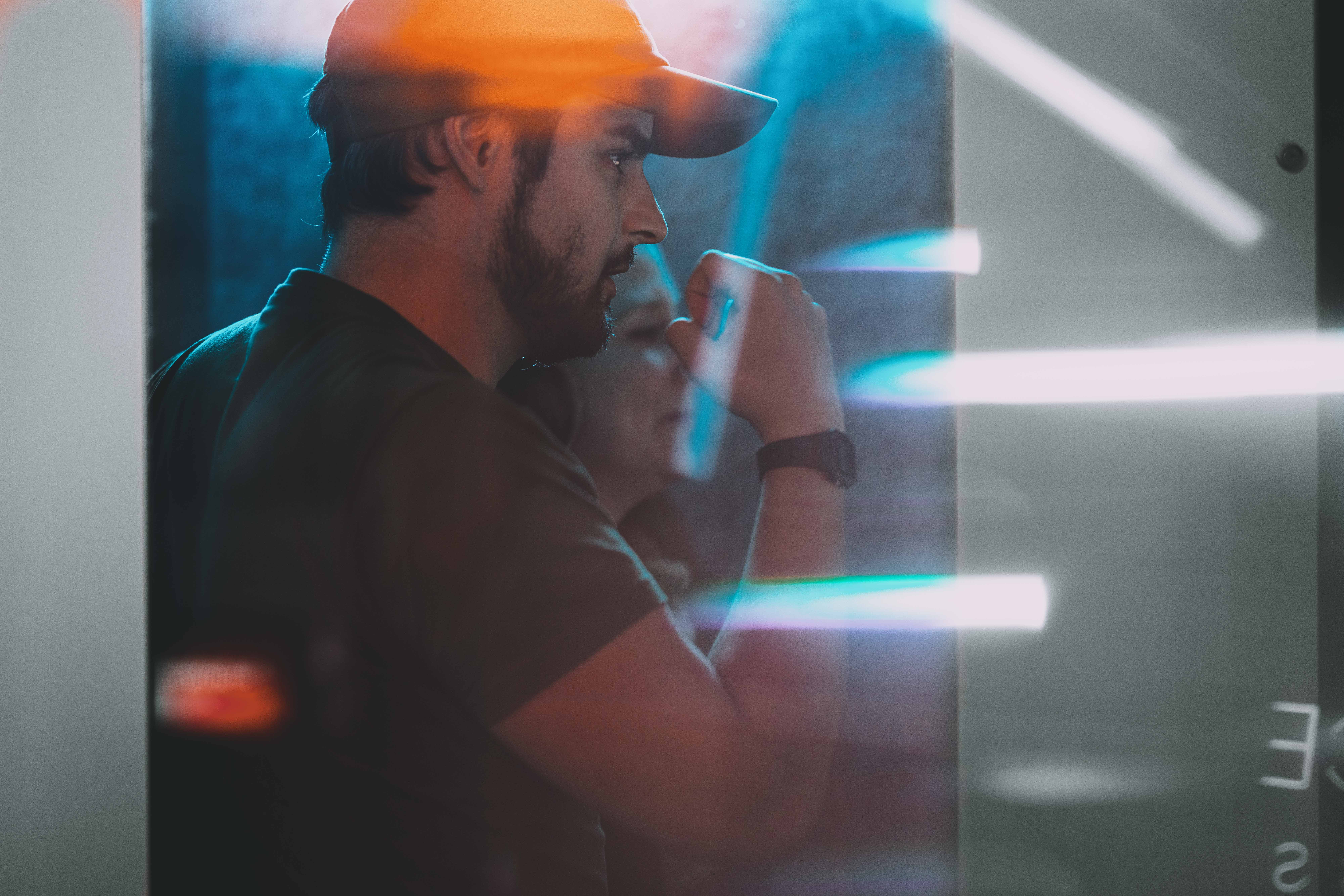 Teilnehmende im Büro von Build Your Voice