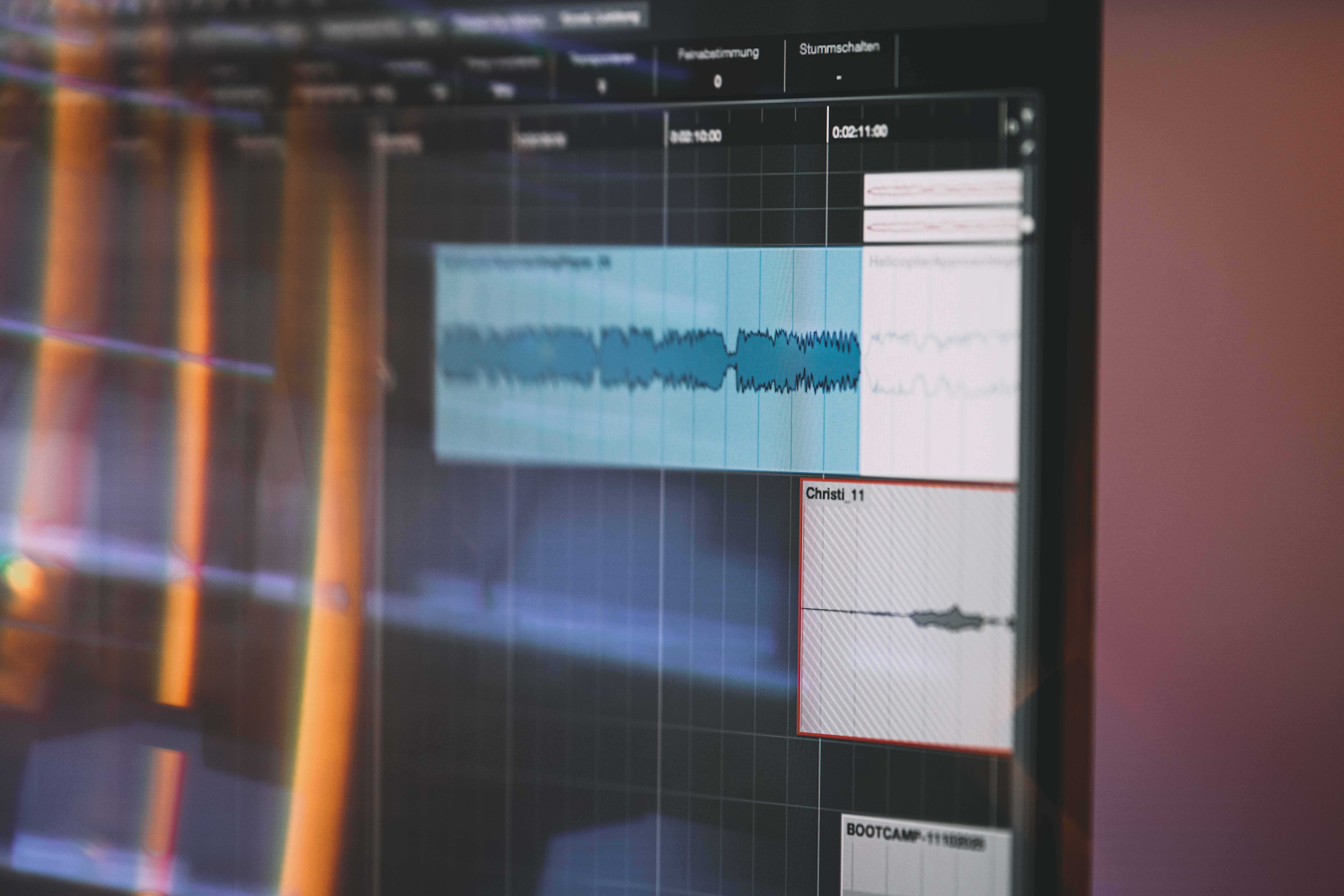 Teilnehmende im Büro von Build Your Voice