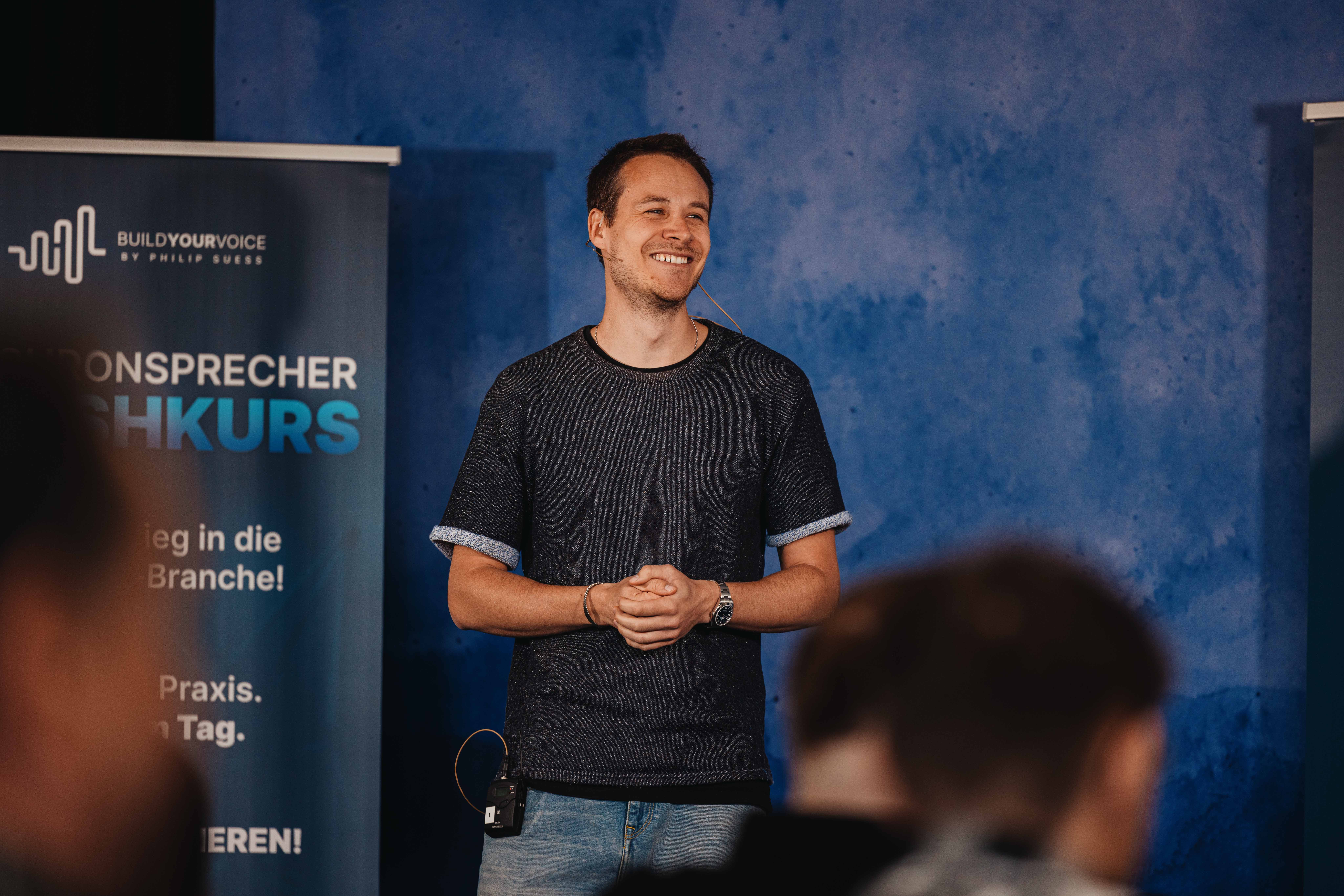 Max Felder auf der Bühne beim Synchronsprecher Crashkurs