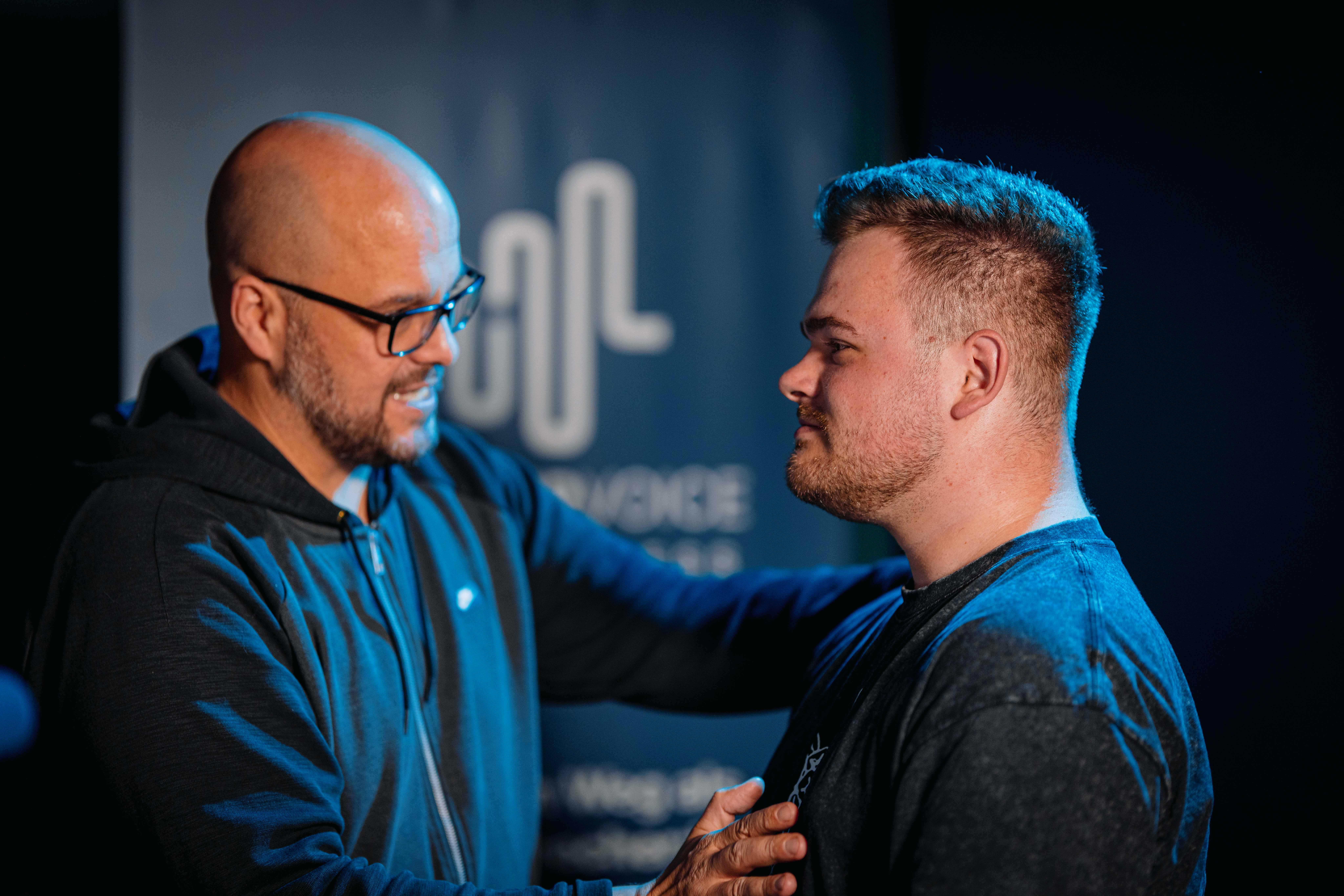 Tobias Müller mit einem Teilnehmenden